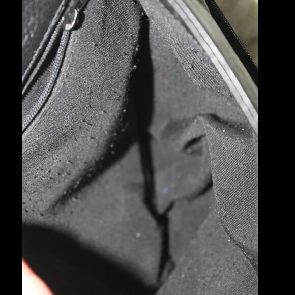 Vintage Black Leather Style GUESS Purse With Long Clip Shoulder Strap Zipper Y2K - Picture 5 of 6